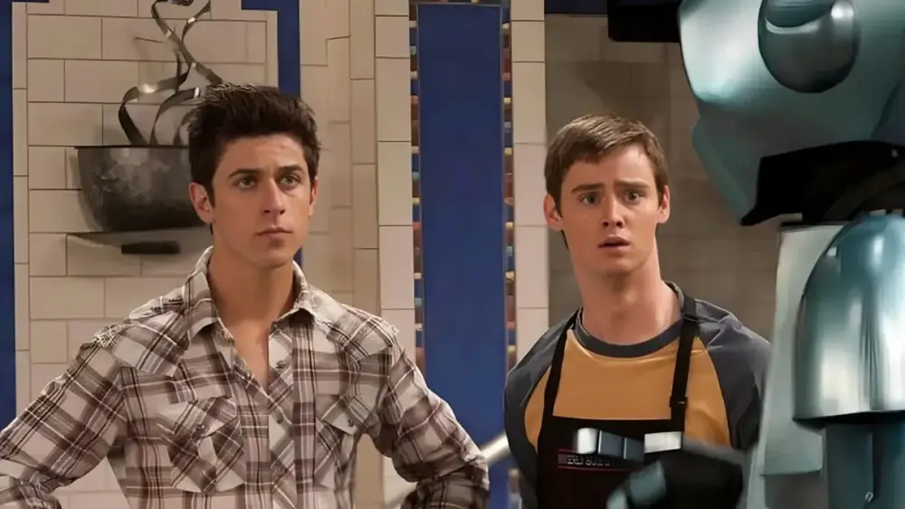 Ator de Waverly Place provoca David Henrie após ficar fora do spin-off