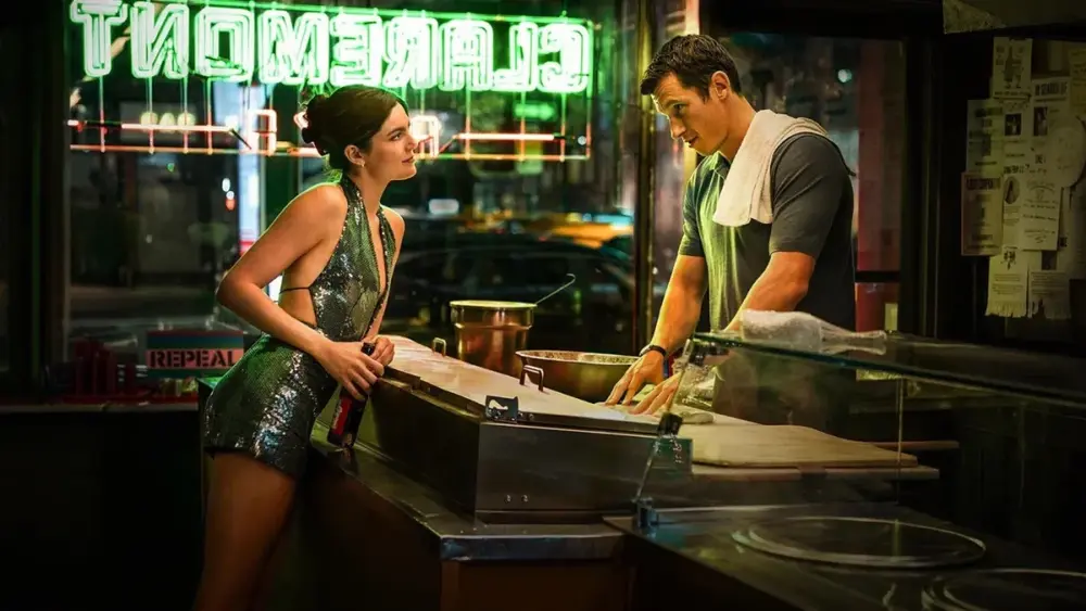 Callum Turner e Monica Barbaro brilham em ‘Só por Uma Noite’