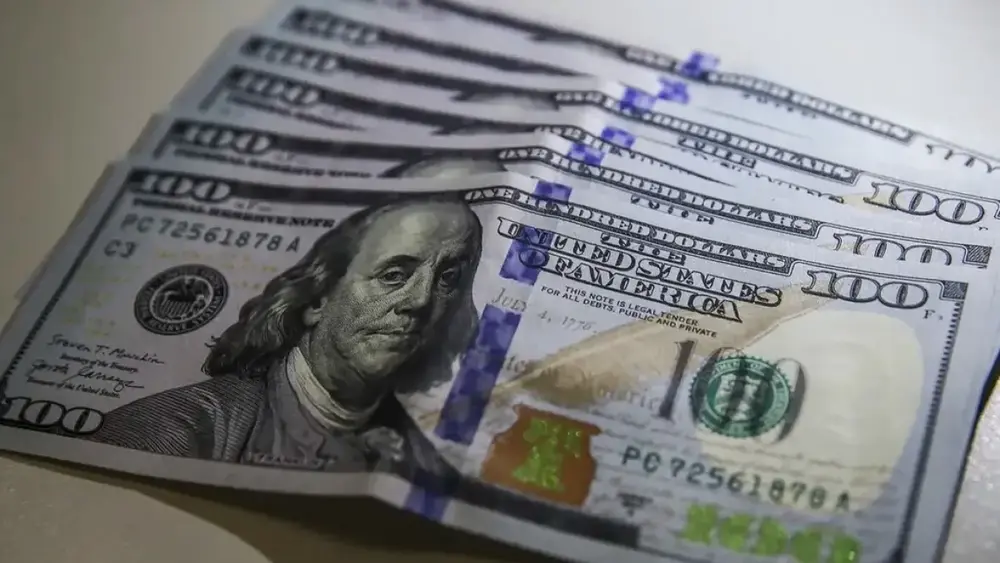 Dólar sobe 0,45% com tensão no Oriente Médio e fecha a R$ 5,17