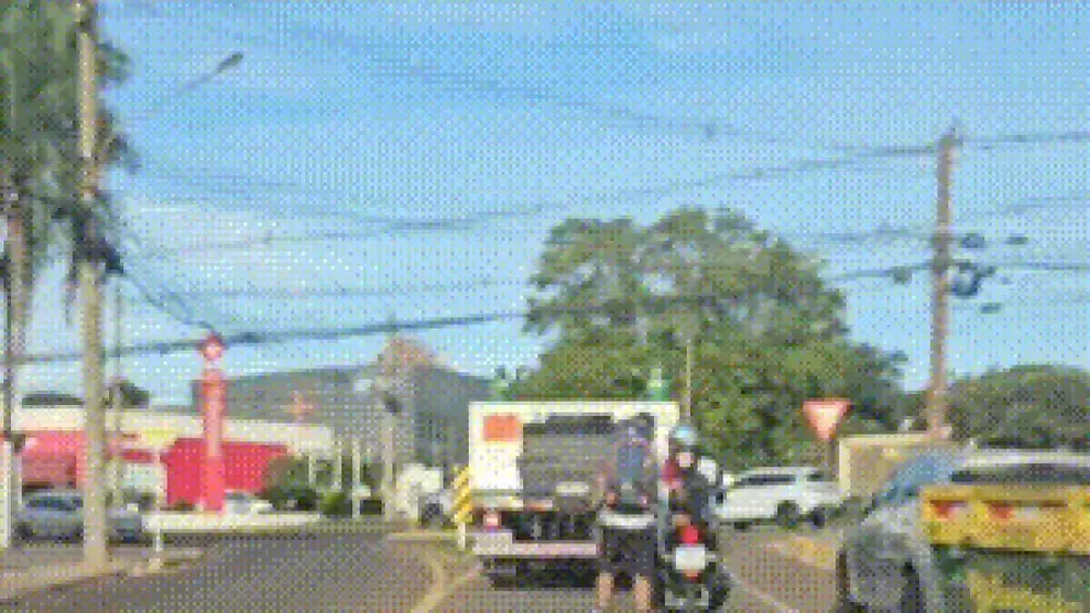Motociclista é flagrado rebocando jovem de patins em Campo Grande
