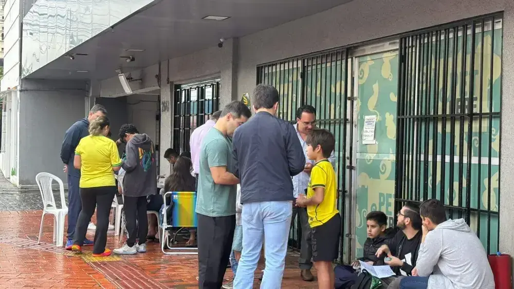 Nem chuva nem jogo do Brasil param caça a figurinhas da Copa