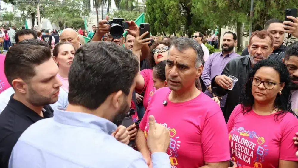 Professores param e prefeita recebe comissão para negociar reajuste