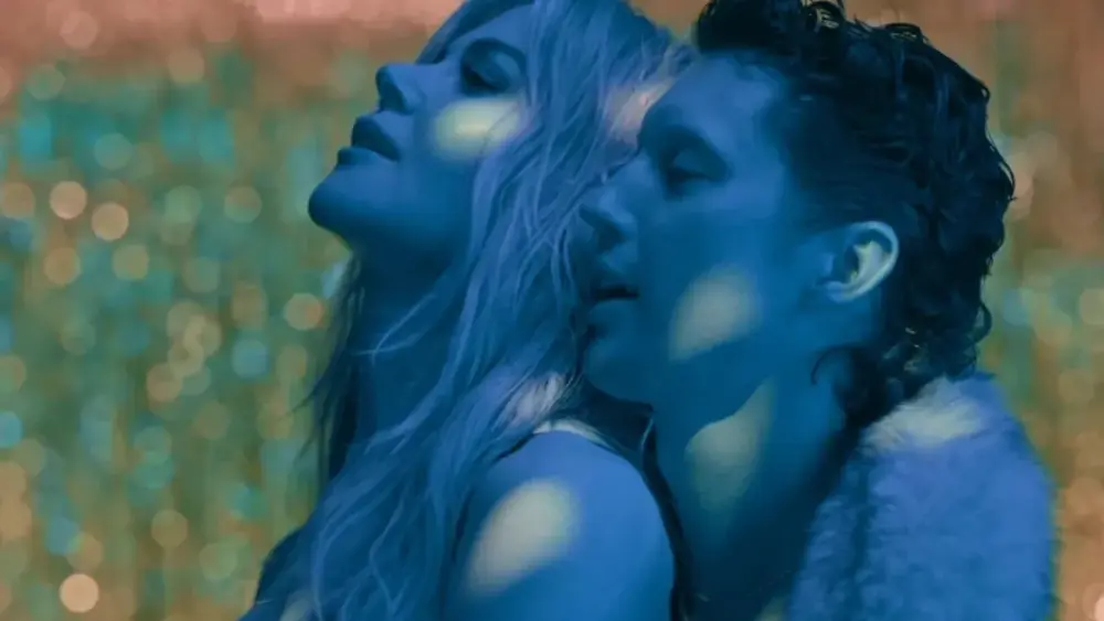 Troye Sivan inicia nova era com a sutileza de “She’s The Best”