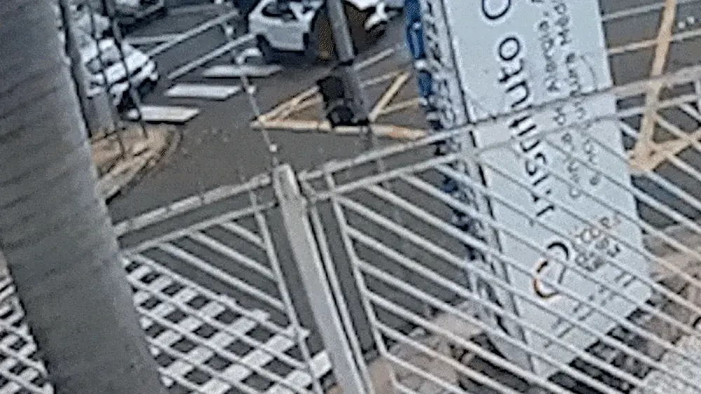 Viatura com 5 presos é atingida por carro no Centro