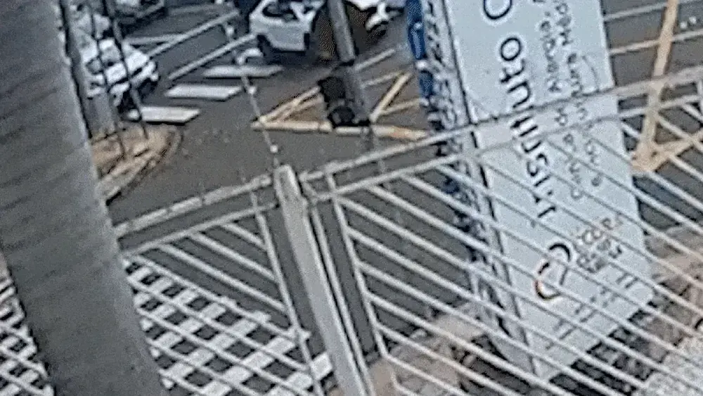 Viatura com 5 presos é atingida por carro no Centro