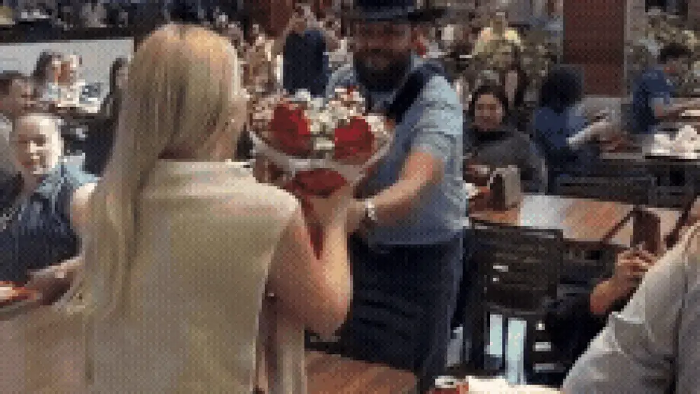Zé Barba faz serenata em shopping e emociona esposa